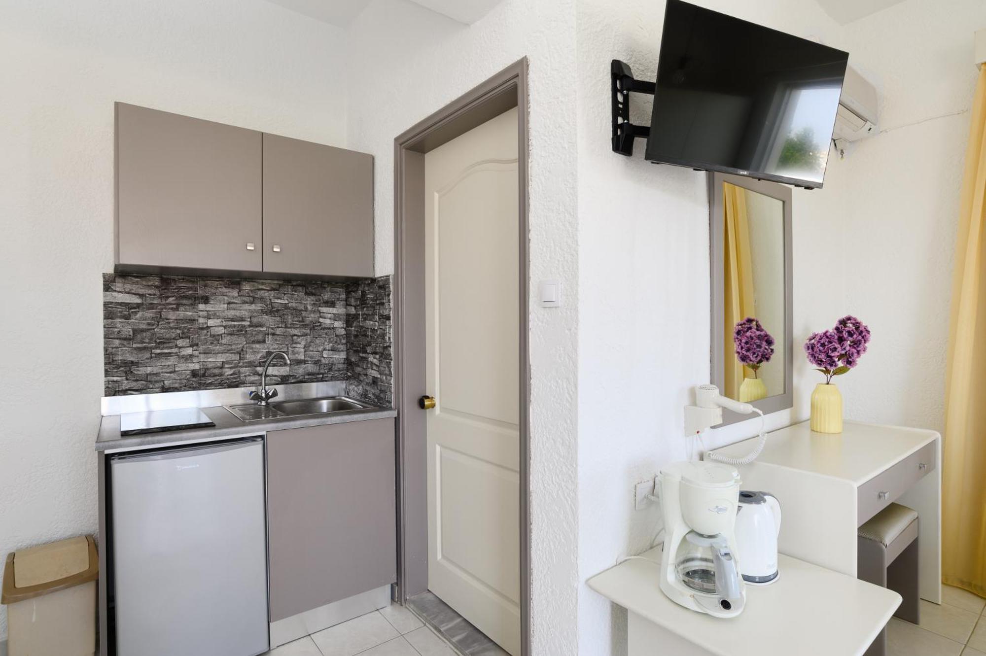 Eugenia Studios & Apartments เอียลิซอส ภายนอก รูปภาพ