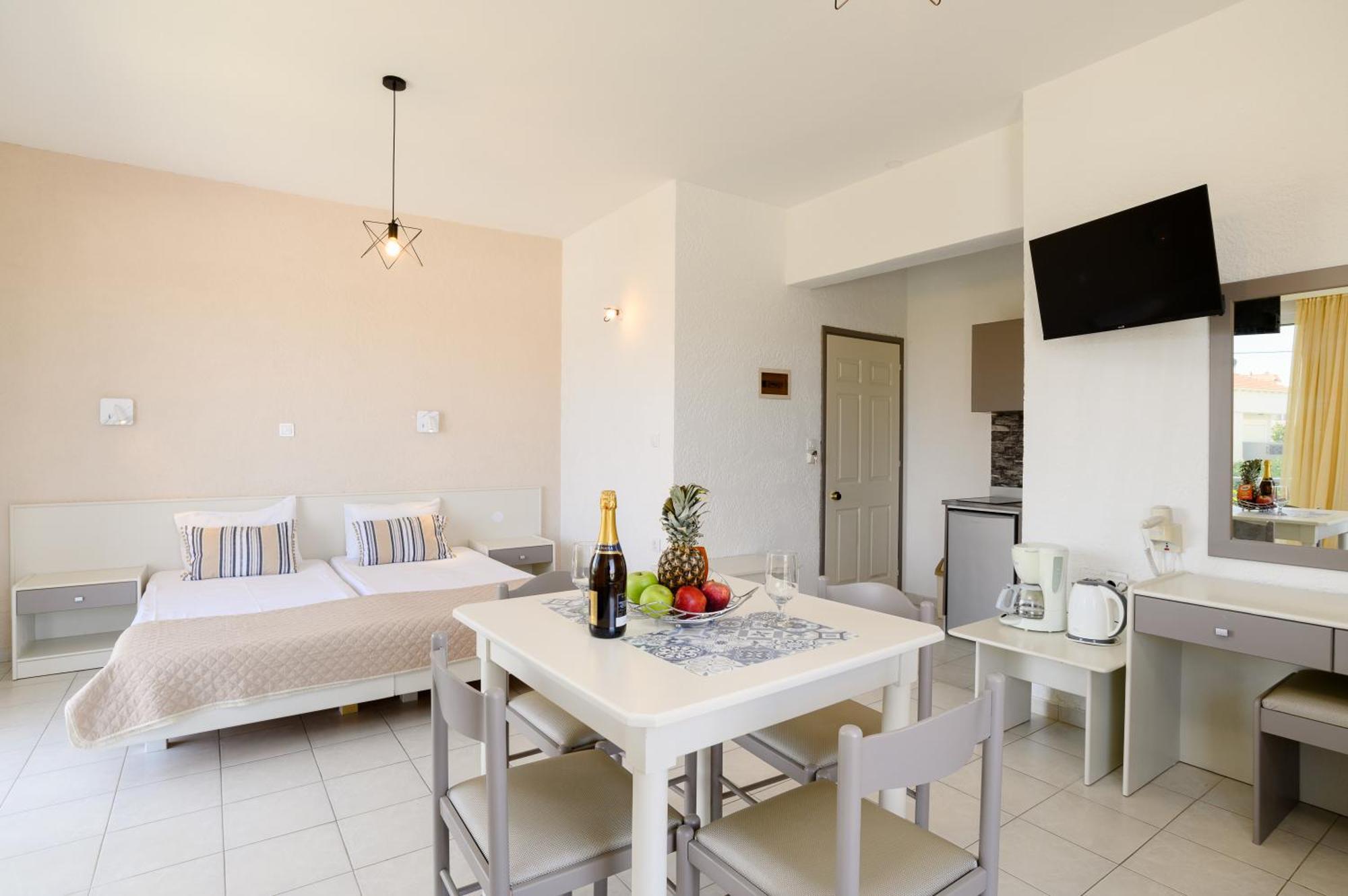 Eugenia Studios & Apartments เอียลิซอส ภายนอก รูปภาพ
