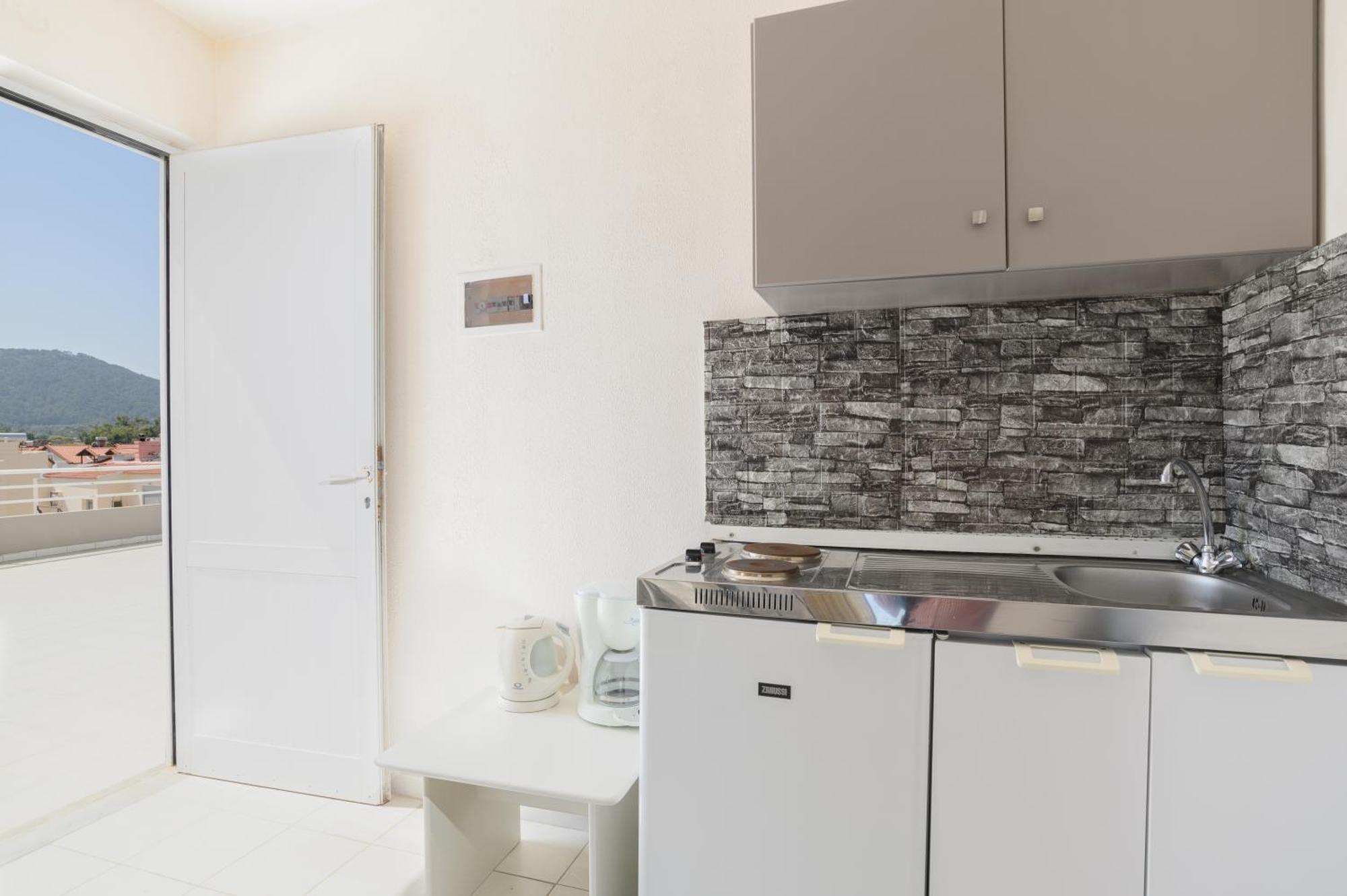 Eugenia Studios & Apartments เอียลิซอส ภายนอก รูปภาพ