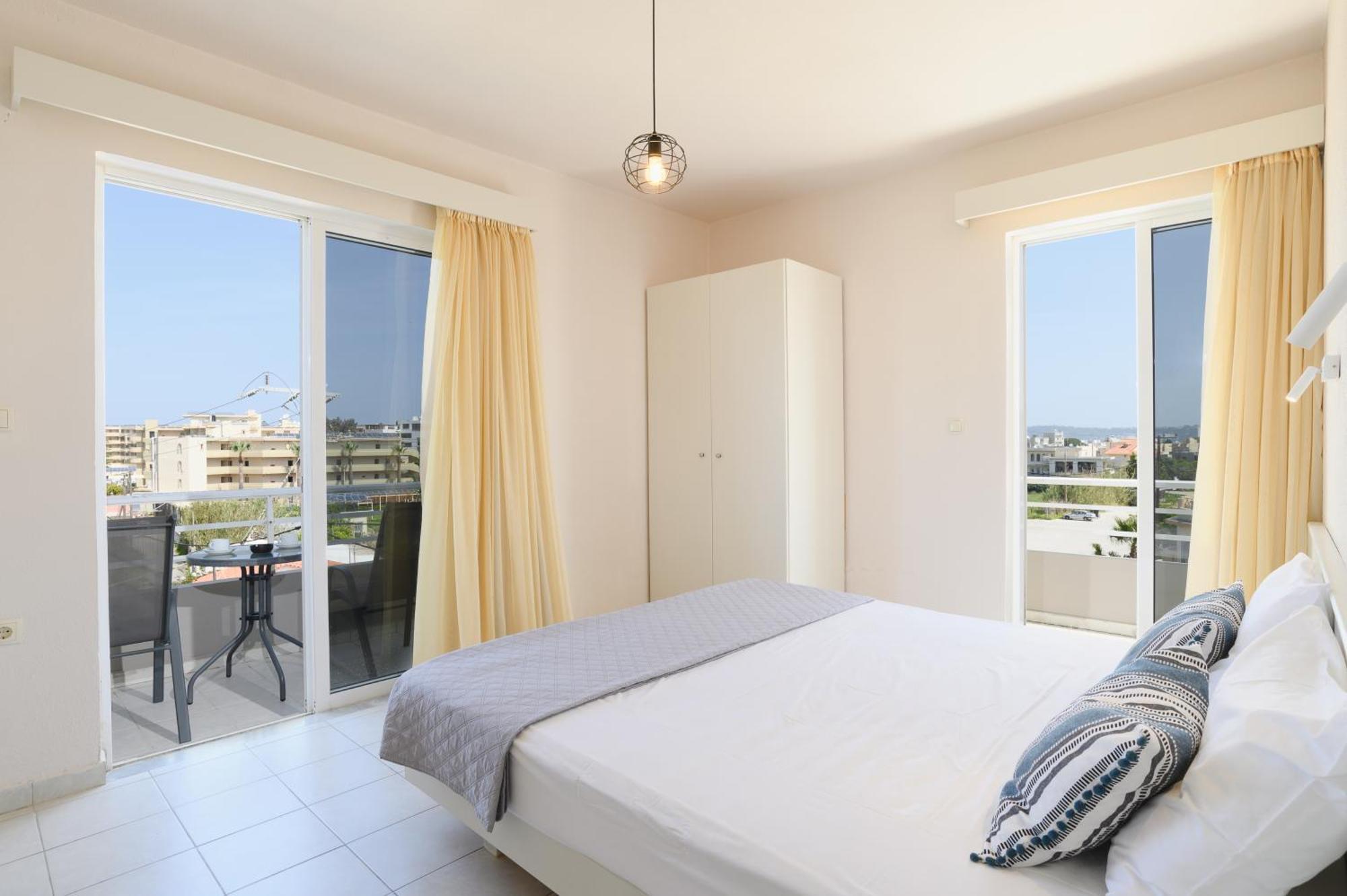 Eugenia Studios & Apartments เอียลิซอส ภายนอก รูปภาพ