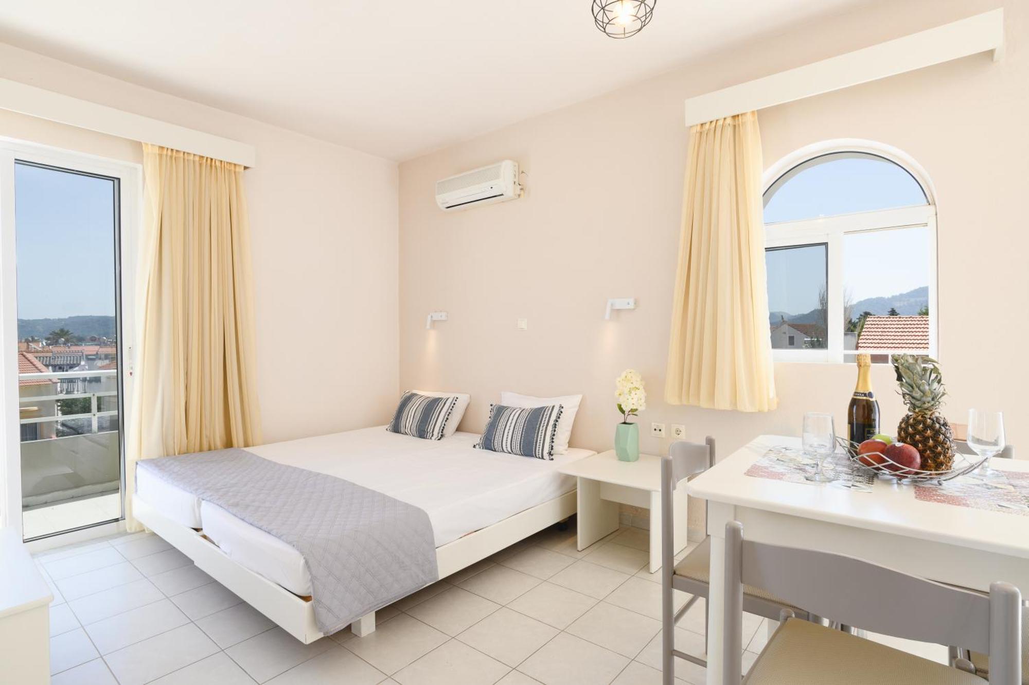 Eugenia Studios & Apartments เอียลิซอส ภายนอก รูปภาพ